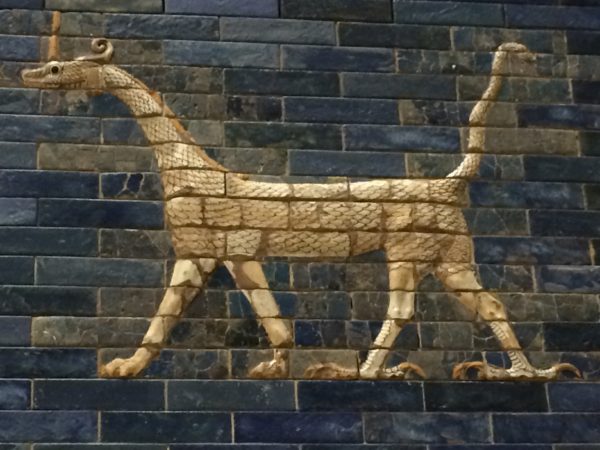 Ishtarportens mytologisk ormhybrid som representerar guden Marduk.
