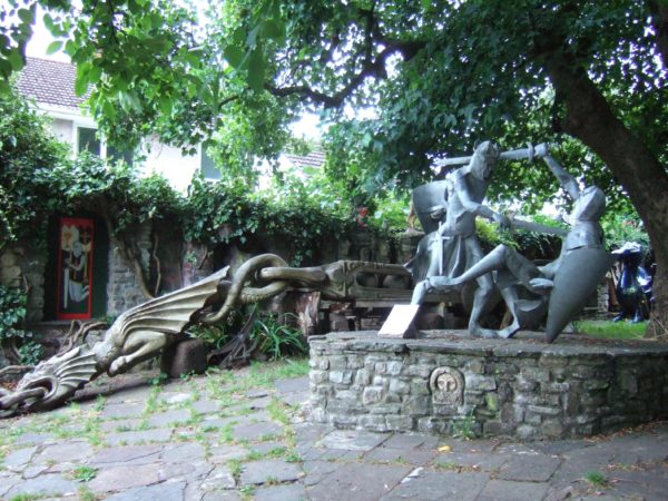 Caerleons Kung Arthur-inspirerade skulpturpark. I förgrunden syns slaget vid Camlann. Trädraken i fonden är designad som en walesisk lovespoon.