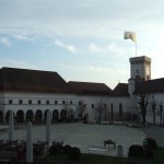 Slottet Ljubljanskij grad med drakflaggan i topp.
