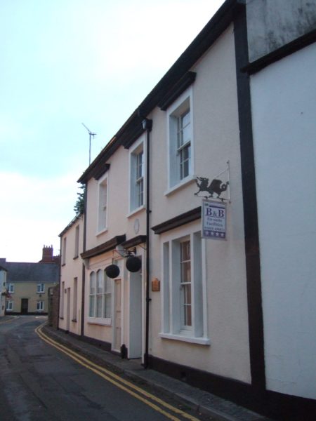 Pendragon House B&B skyltar med gulddrake.