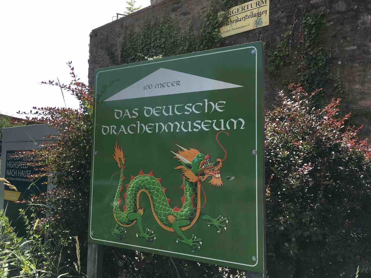 Skylt som visar vägen till Das Deutsche Drachenmuseum.