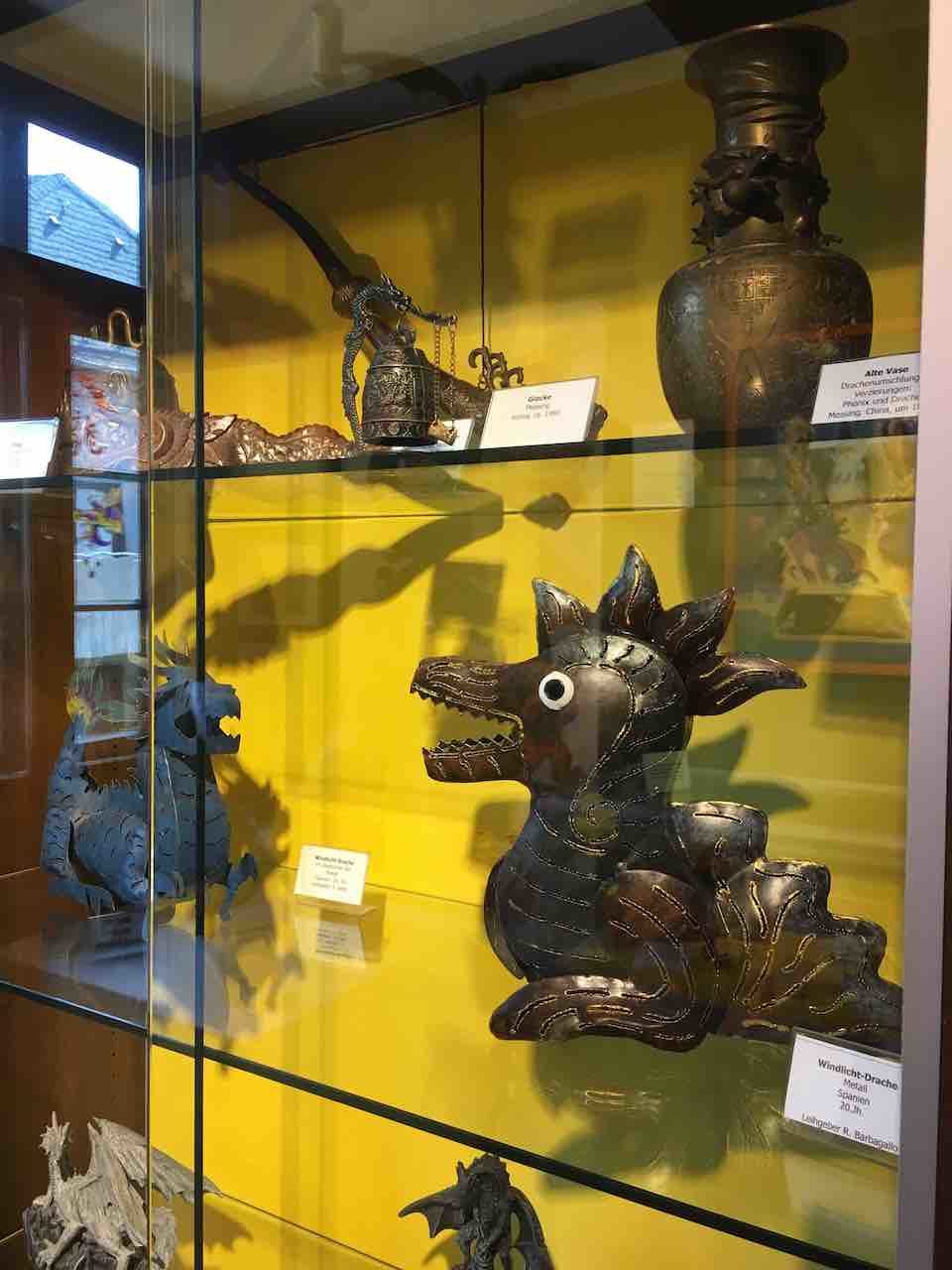 En av museets många drakmontrar.