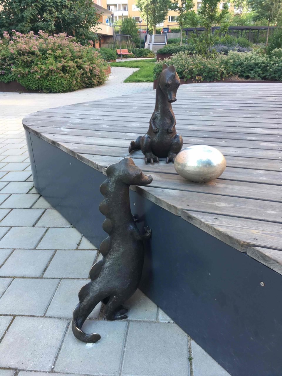 Skulpturgruppen »Drakens barn«.