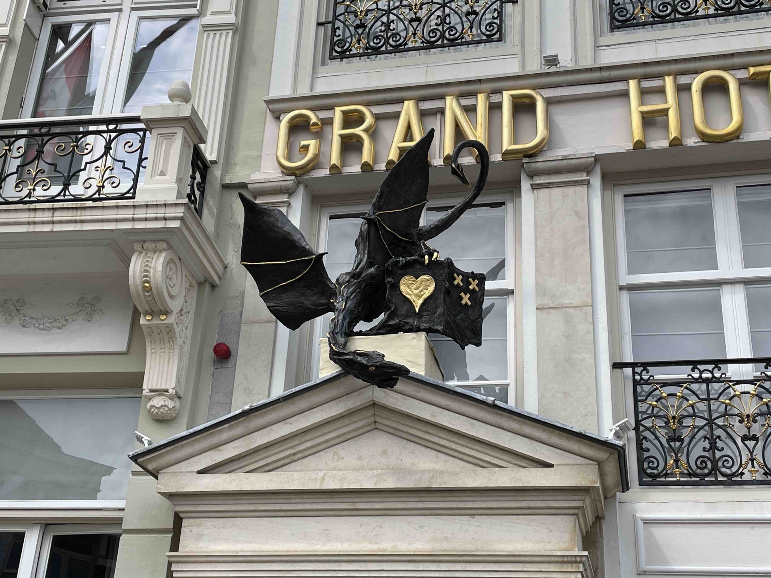 Grand Hotel De Draak närbild