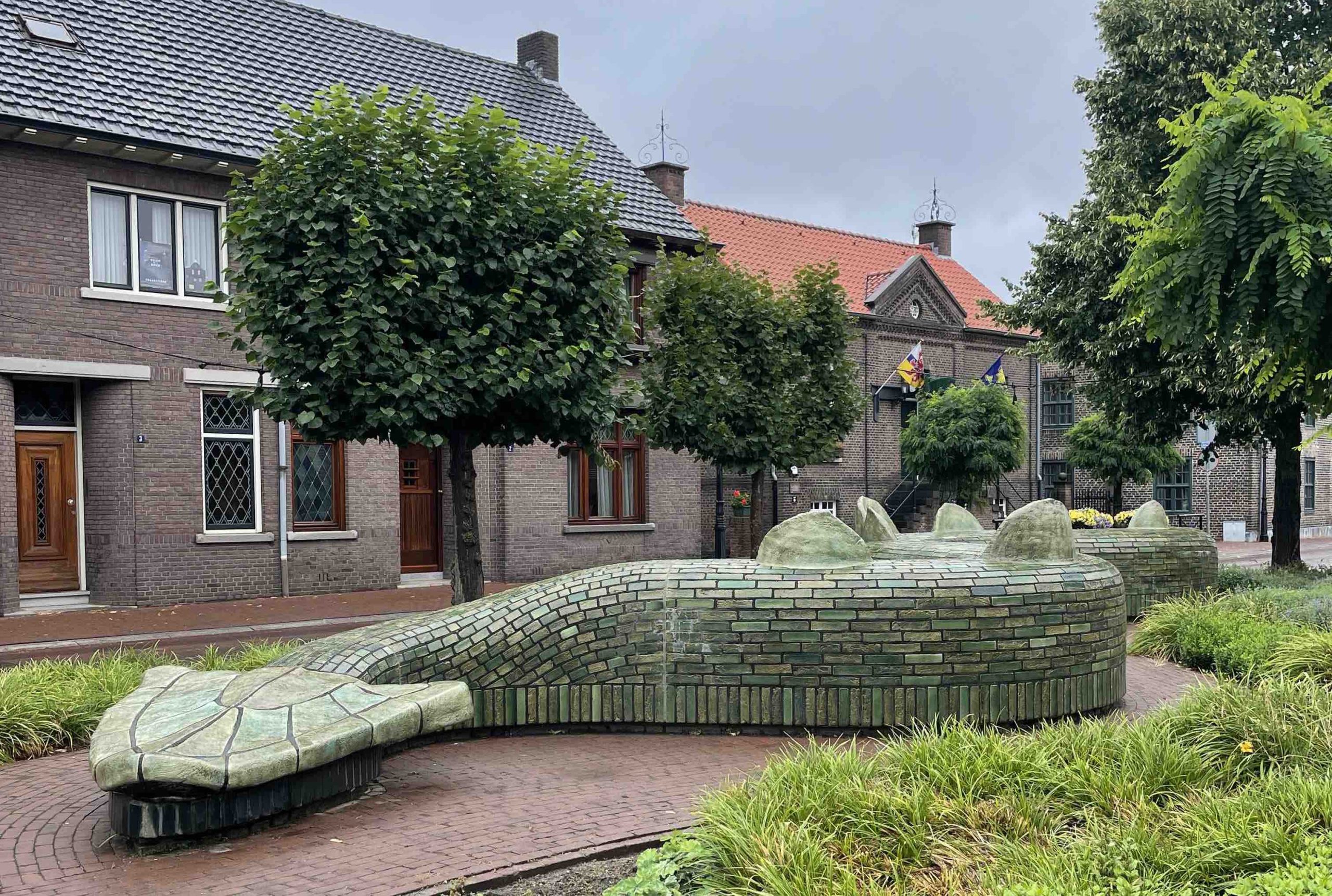 Keramisk draksvans framför museet i Beesel